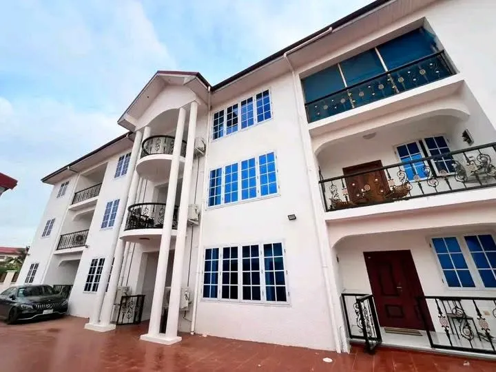EXECUTIVE 3 BEDROOM APARTMENT TO LET@ ADJRINGANOR
