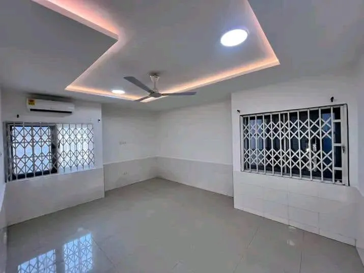 spacious2-bedroom house to let@ adjringanor photo 3