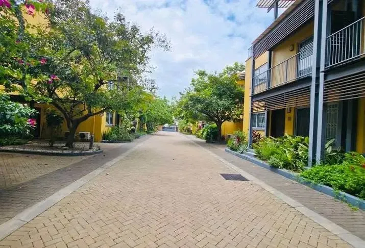 MODERN5BEDROOM TOWNHOUSE TO LET@ CANTONMENT photo 6