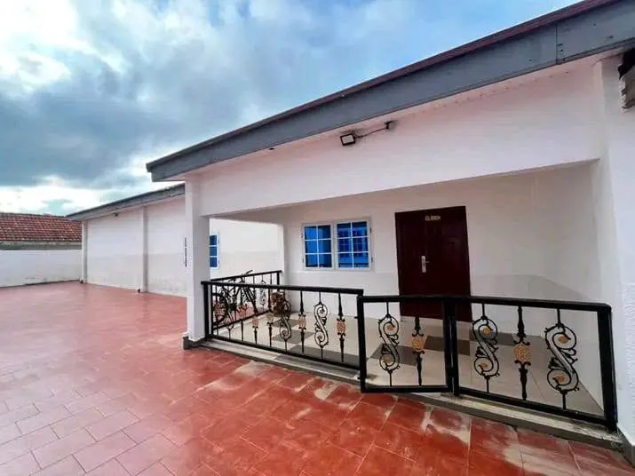 spacious2-bedroom house to let@ adjringanor