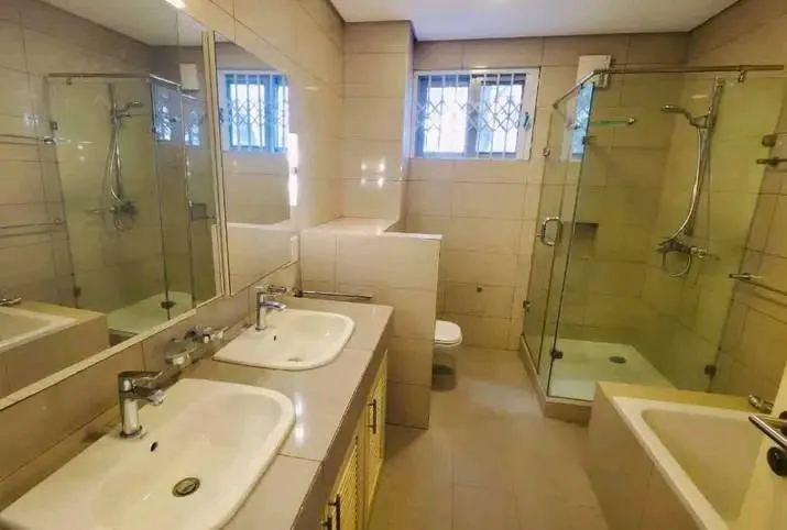 MODERN5BEDROOM TOWNHOUSE TO LET@ CANTONMENT photo 7