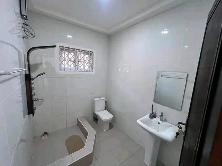 spacious2-bedroom house to let@ adjringanor photo 5