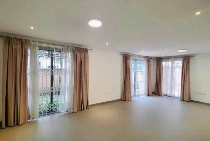 MODERN5BEDROOM TOWNHOUSE TO LET@ CANTONMENT photo 4