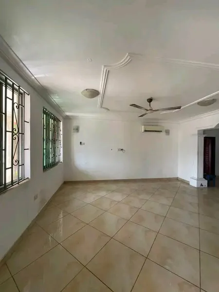 SPACIOUS 3BEDROOM APARTMENT TO LET@ MADINA NEW ROAD photo 3