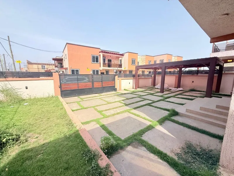 MODERN 3 BEDROOM HOUSE FOR RENT@ EAST AIRPORT photo 2