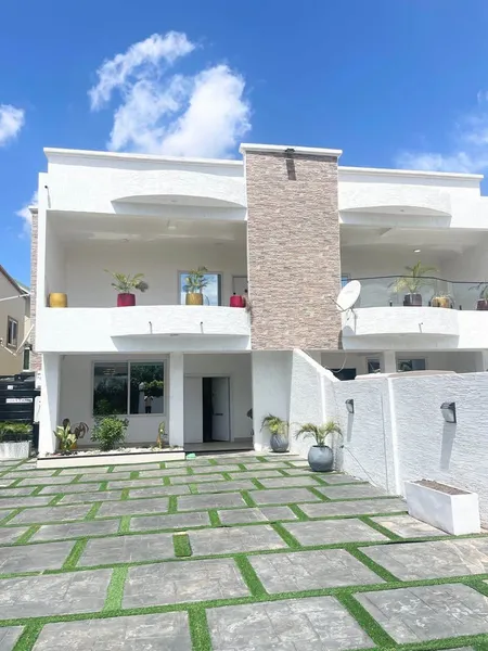 EXECUTIVE 3-BEDROOM TOWNHOUSE+BQ TO LET@ ADJRINGANOR