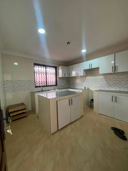 EXECUTIVE2-BEDROOM APARTMENT TO LET@ DZORWULU photo 4