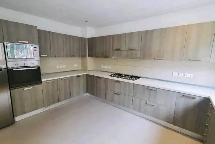 MODERN5BEDROOM TOWNHOUSE TO LET@ CANTONMENT photo 5