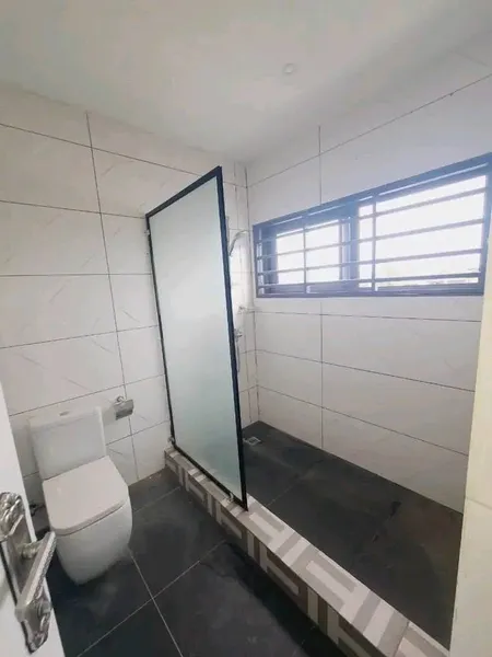 FULY FURNISHED 2BEDROM SEMIETACHED HOMETO LET@ SPINTEX MANET photo 3