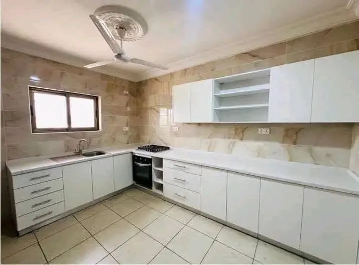 EXECUTIVE 4BEDROOM APARTMENT TO LET@DZORWULU photo 3