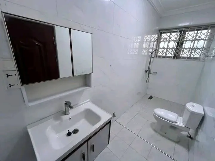 EXECUTIVE 3 BEDROOM APARTMENT TO LET@ ADJRINGANOR photo 9