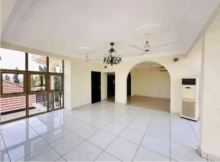 EXECUTIVE 4BEDROOM APARTMENT TO LET@DZORWULU photo 5
