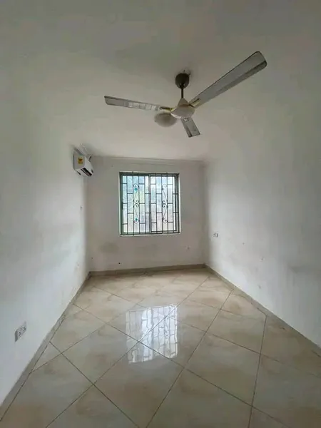 SPACIOUS 3BEDROOM APARTMENT TO LET@ MADINA NEW ROAD photo 8